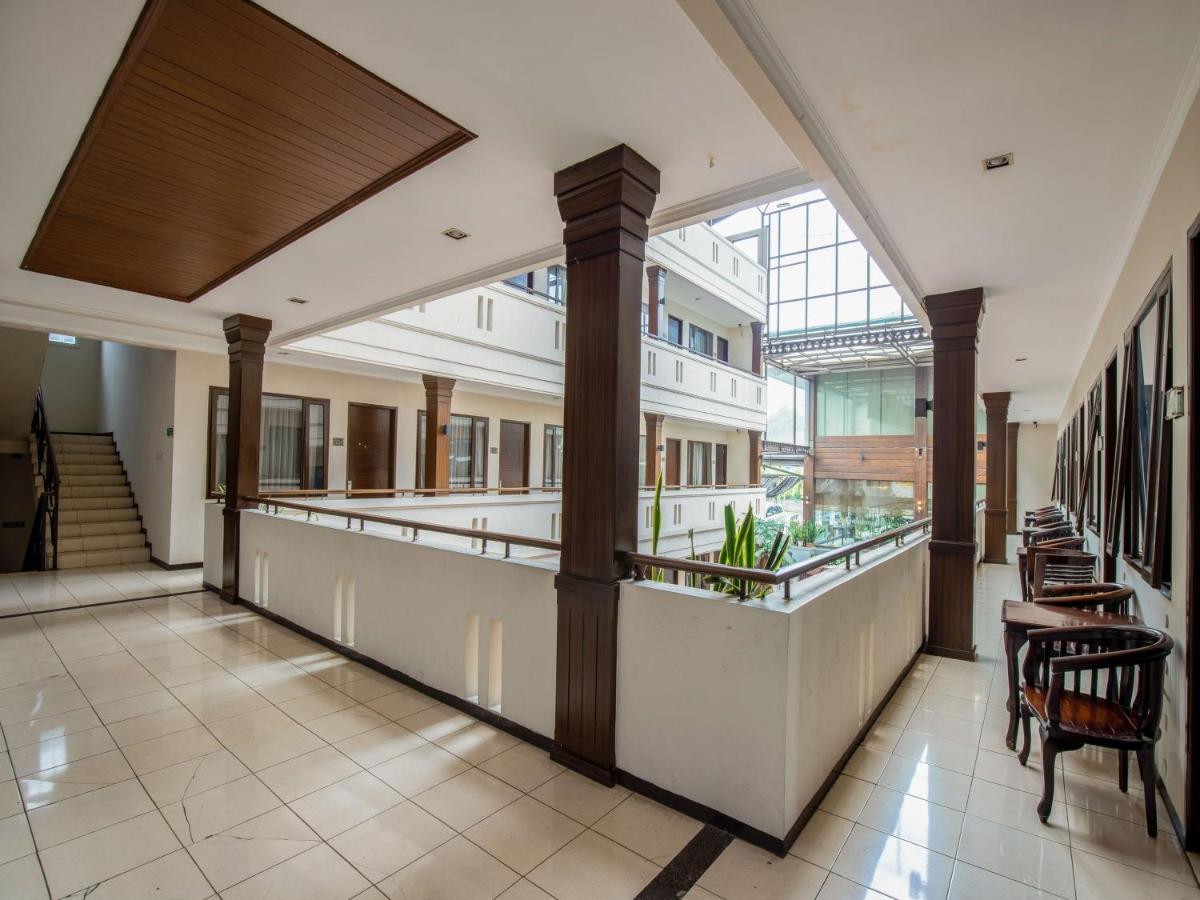 Takashimaya Hotel & Convention Лембанг Экстерьер фото