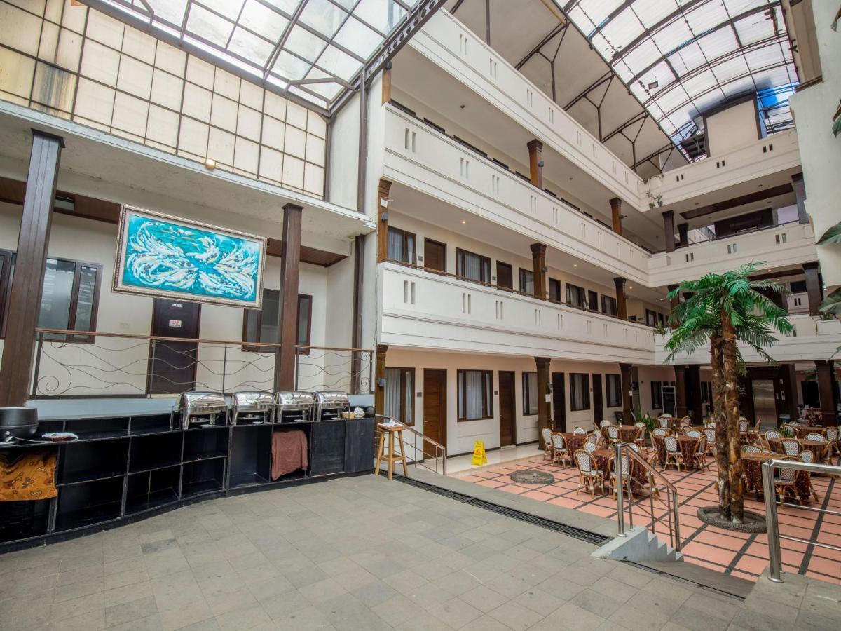 Takashimaya Hotel & Convention Лембанг Экстерьер фото