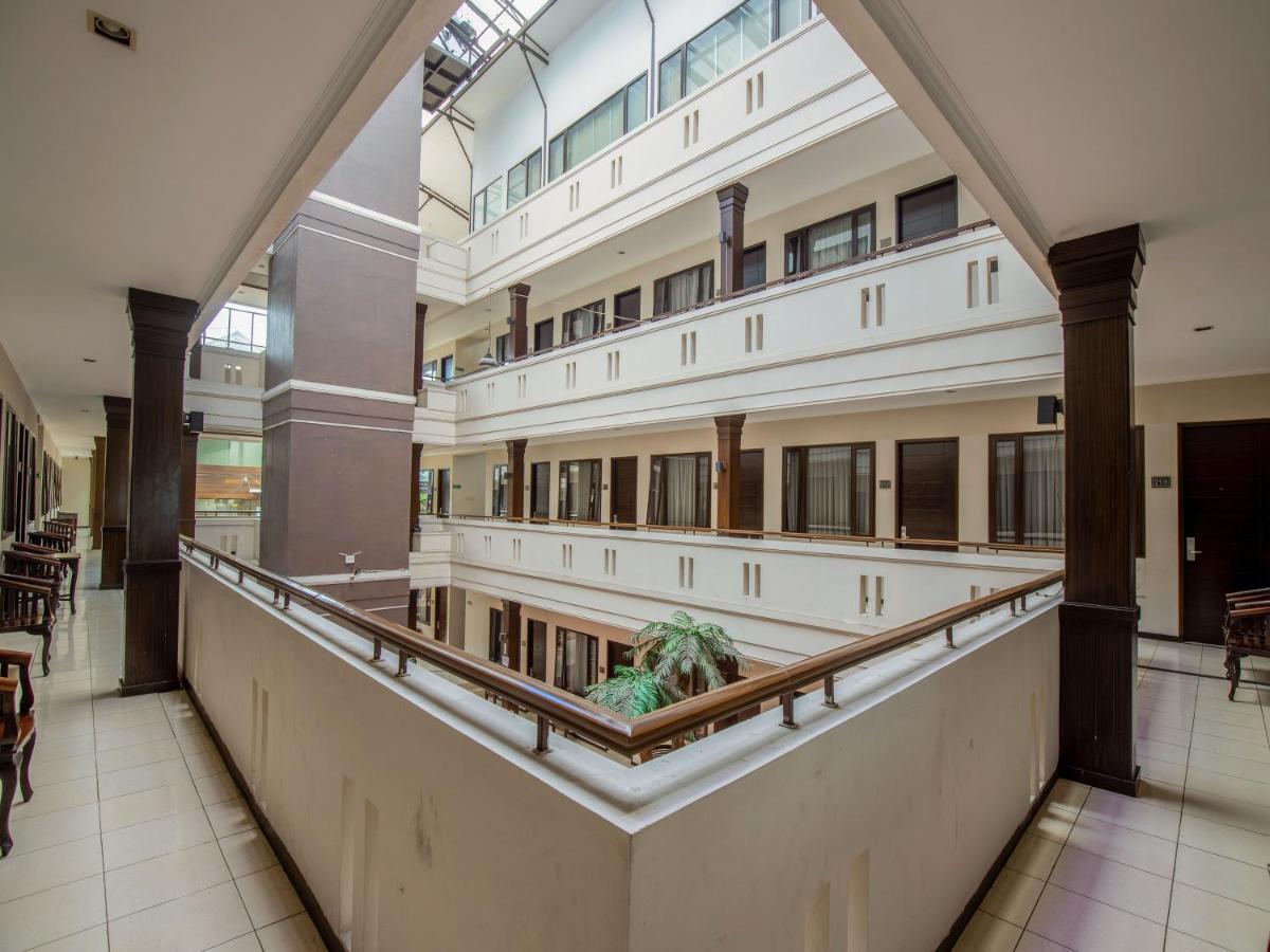 Takashimaya Hotel & Convention Лембанг Экстерьер фото